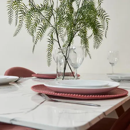 Luxury Centre Apartment-sleeps 6 With Parking