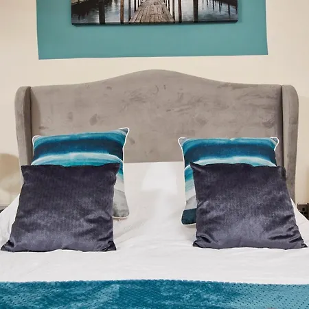 Luxury Centre Apartment-sleeps 6 With Parking
