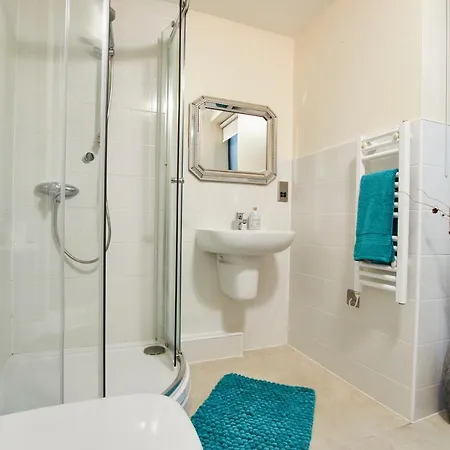 Apartment Luxury Centre Apartment-sleeps 6 With Parking York